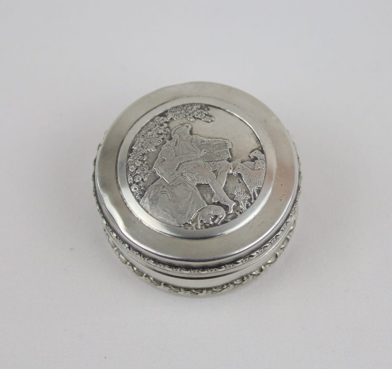 Boite à pilules en argent Sterling à décor floral guilloché