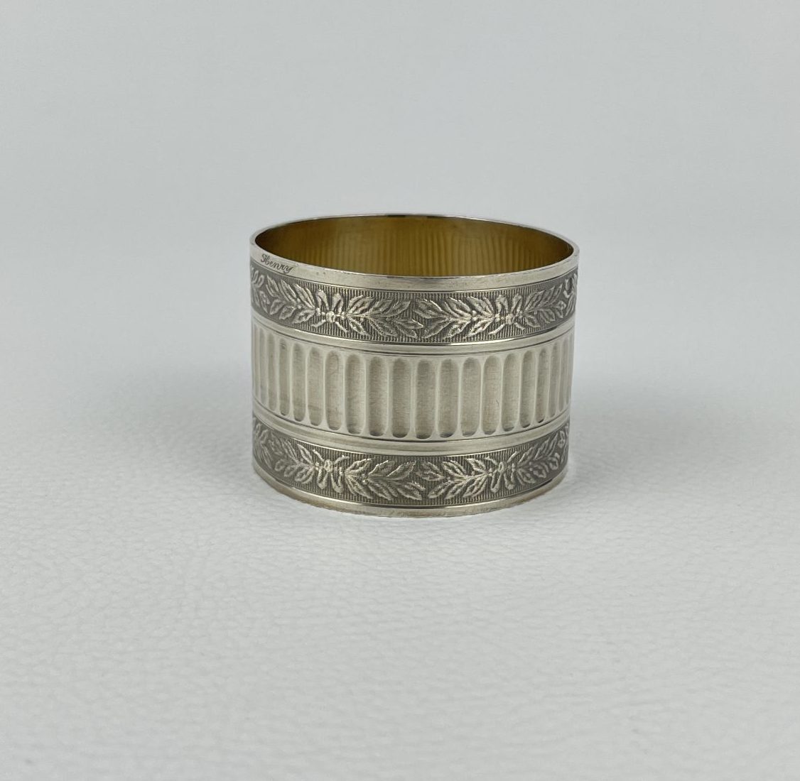 COFFRET AVEC PAIRE DE RONDS DE SERVIETTE EN ARGENT MASSIF DE